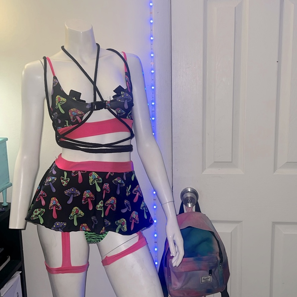 iHeartRaves Trippy Mushroom Outfit 🍄💖🖤